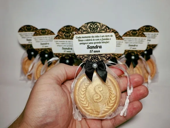 Lembrancinha 57 Anos: Sabonete Letra Inicial Personalizada