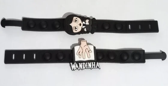 Pulseira Wandinha Addams e Mãozinha Emborrachada