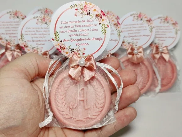 Lembrancinha 95 Anos: Sabonete Letra Inicial Personalizada