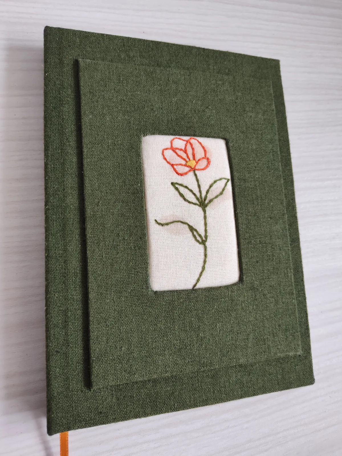Caderno Bordado Rosa na Janela