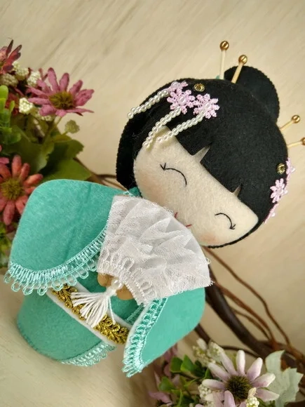 Boneca Kokeshi em feltro - 20 cm