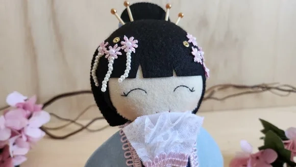 Boneca Kokeshi em Feltro 18 cm - Chamar Chat