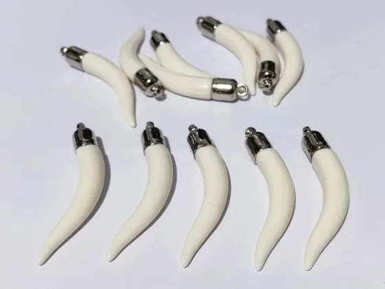 Pingente Dente de Osso Acrílico 4,8cm Pacote com 10 Unidades