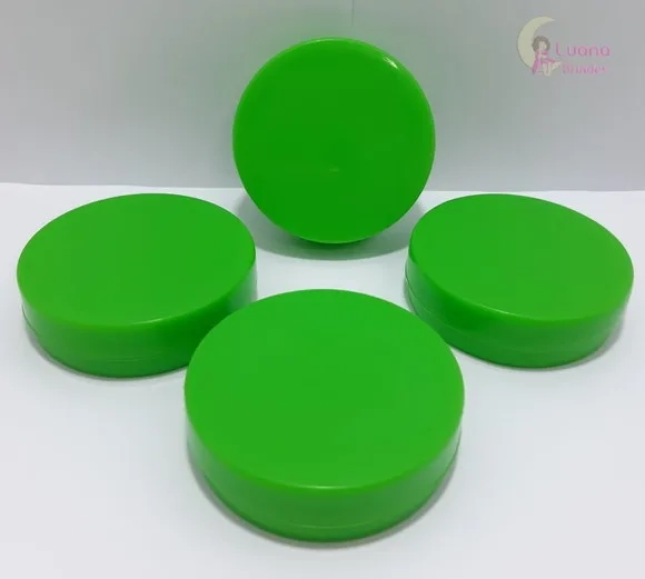 Latinha Verde de Plástico 5,5cm Pacote com 12 Unidades