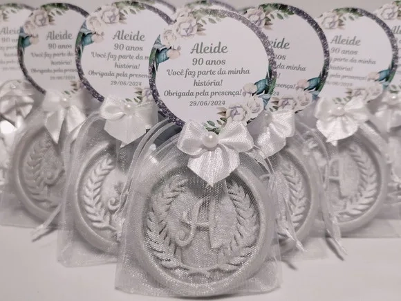 Lembrancinha 90 Anos: Sabonete Letra Inicial Personalizada