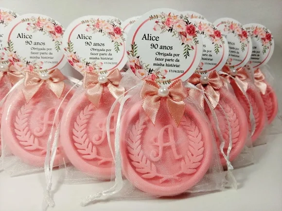 Lembrancinha 90 Anos: Sabonete Letra Inicial Personalizada