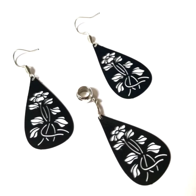 Conjunto Brinco e Pingente Gota Negra com Flores – Super Leve e acabamento Inox