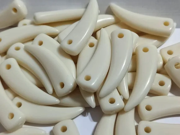 Dente de Sabre Pingente 3,4cm Pacote 12 Unidades