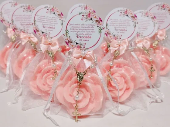 Lembrancinha 70 Anos: Sabonete Rosa Luxo com Mini Terço