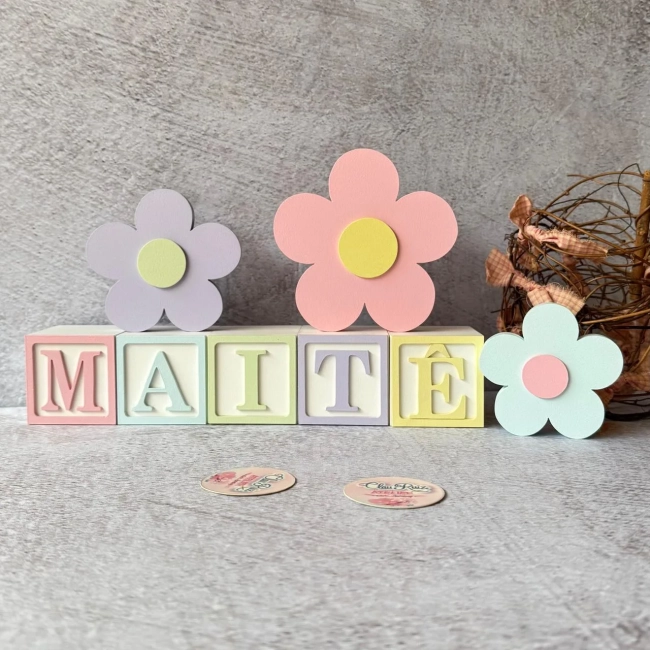 Cubos Decorativos Personalizados 6x6 cm com Trio de Flores em MDF para Quarto de Bebê