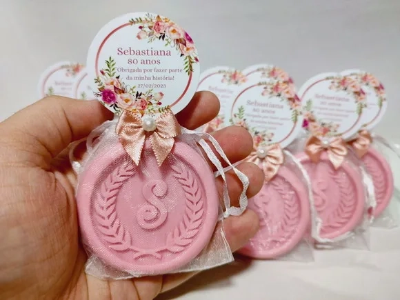 Lembrancinha 80 Anos: Sabonete Letra Inicial Personalizada