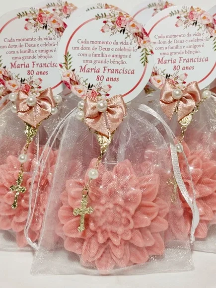 Lembrancinha 80 Anos: Sabonete Flor Dália com Mini Terço