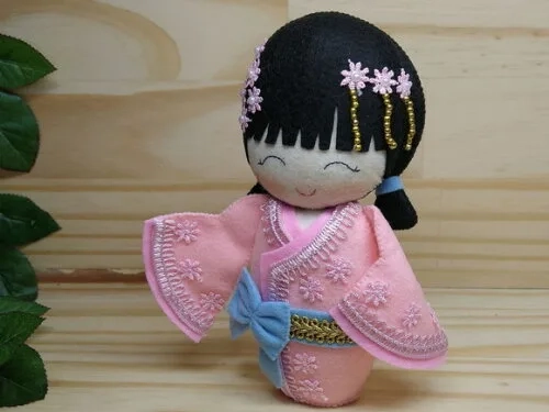 Boneca Kokeshi em feltro