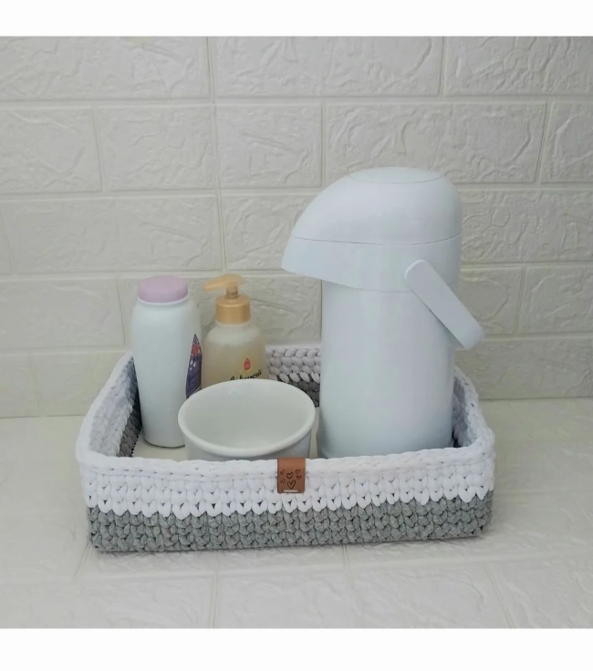 Bandeja crochê para produtos de bebê  + molhadeira Cinza e Branco