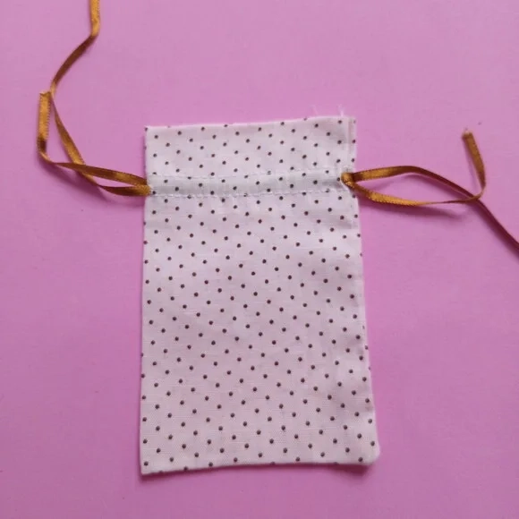 Saquinho Algodão Rosa Bolinha Marrom com Fita 7x11cm