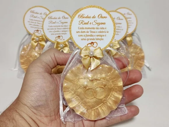 Lembrancinha Bodas de Ouro: Sabonete Coração Alianças