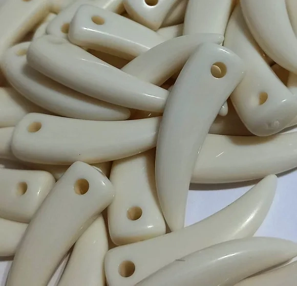 Dente de Sabre Pingente 3,4cm Pacote 12 Unidades