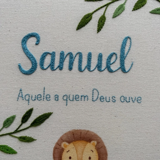 Porta Maternidade Leãozinho Personalizado com Nome e Significado | Bordado à Mão e Aquarela