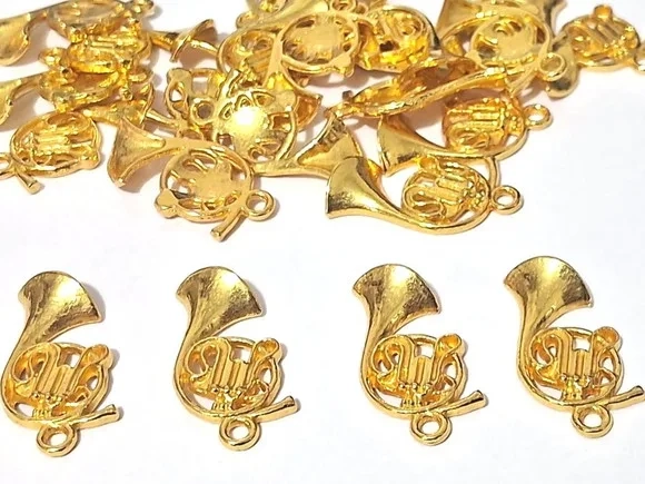 Pingente Trompa Metal Dourado Pacote com 10 Unidades
