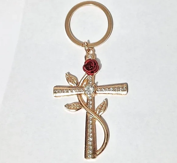 Chaveiro Crus e Rosa Metal Dourado Pacote com 1 Peça
