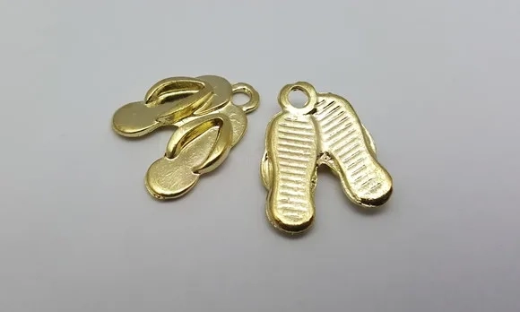 Pingente Chinelinhos de Metal Dourado de 2cm - 12 Unidades