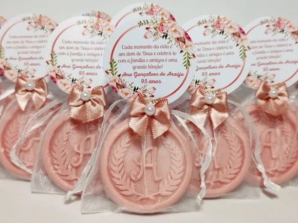 Lembrancinha 95 Anos: Sabonete Letra Inicial Personalizada
