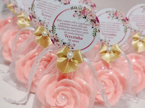 Lembrancinha de Aniversário 70 Anos: Sabonete Rosa Luxo