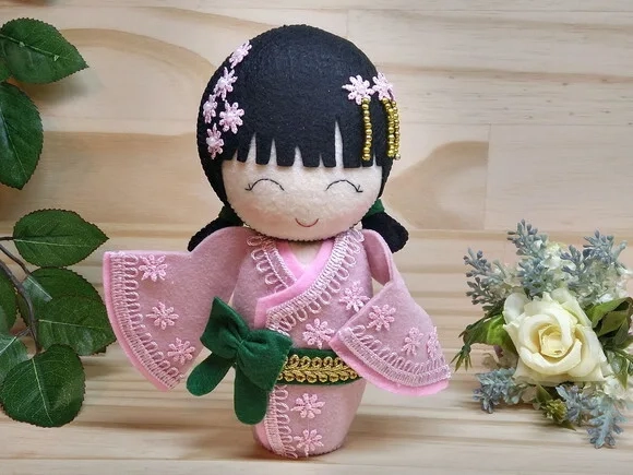 Boneca Kokeshi em feltro - 18 cm