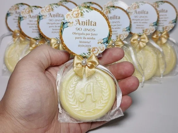 Lembrancinha 90 Anos: Sabonete Letra Inicial Personalizada