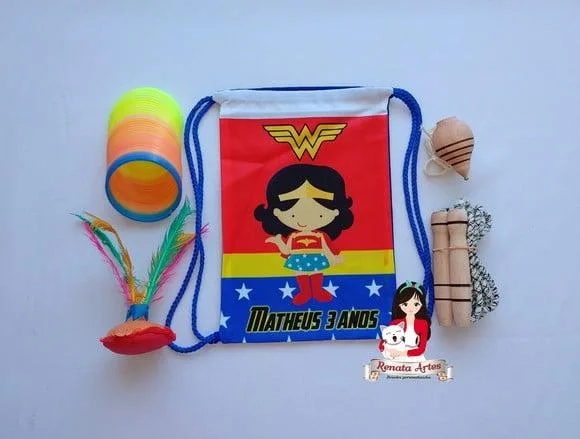 Mochila Boa Infância Tema Mulher Maravilha Cute