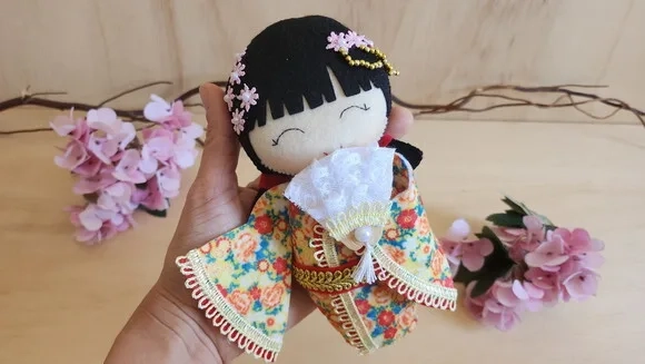 Boneca Kokeshi em Feltro 18 cm - Chamar Chat