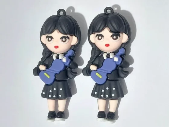Pingente Wandinha 3d Emborrachado Pacote com 2 Unidades
