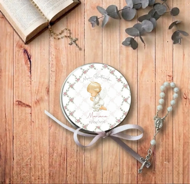 Latinha com mini terço lembrança batizado