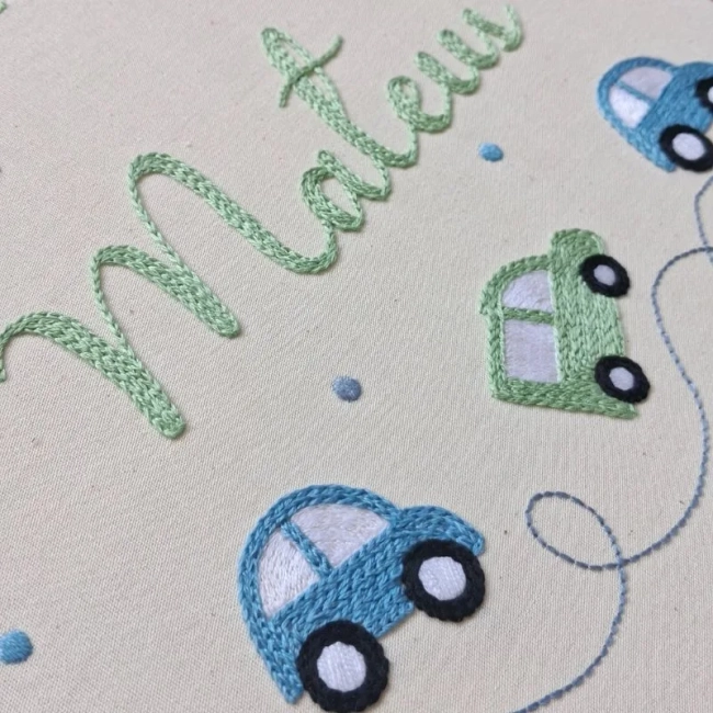 Porta Maternidade Bordado à Mão - Carrinhos Verde e Azul