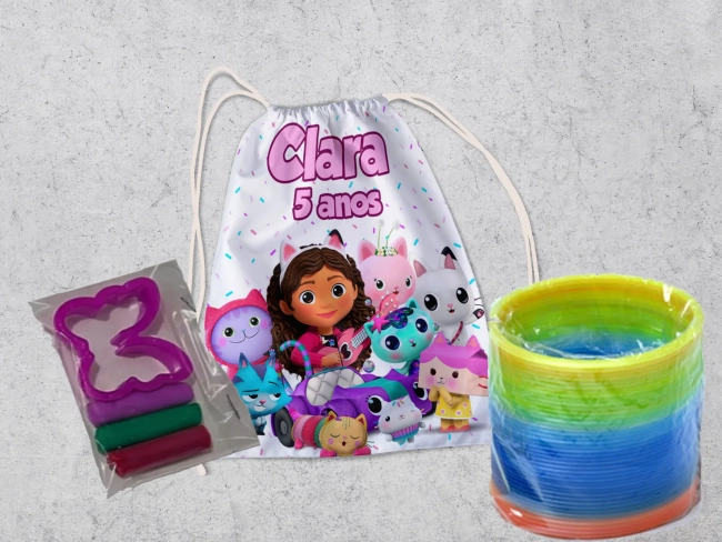 Kit Mochilinha + Mini Massinha de modelar e Mola Maluca Casa Magica da Gabby