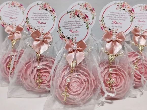 Lembrancinha 80 Anos: Sabonete Rosa Delicada Luxo com Terço
