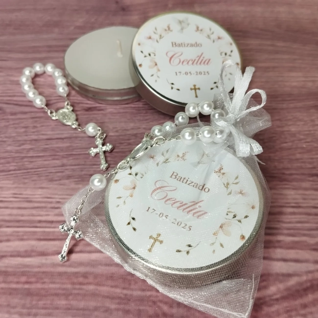 20 Unidades de Lembrancinha Batizado Vela Aromática na Latinha com Terço e Saco do Organza - Trabalhamos com qualquer tema - Informar o tema no chat