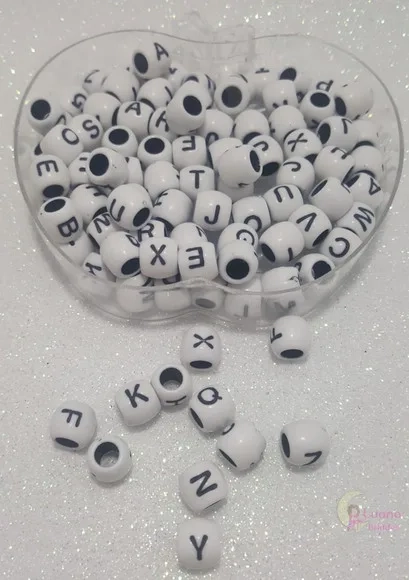 Miçanga Tererê Branca C/letra Preta-10mm -pct C/2 Alfabetos