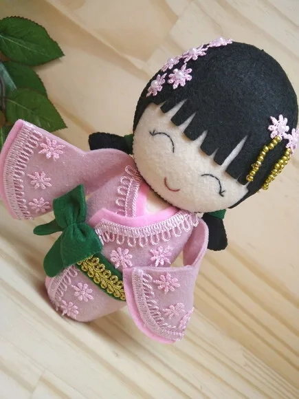 Boneca Kokeshi em feltro - 18 cm