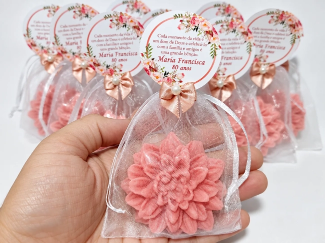 Lembrancinha de Aniversário 80 Anos: Sabonete Flor Dália