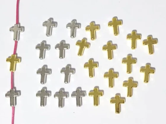 Cruz com Furo Passante Dourado e Prata Abs - 50 Unidades