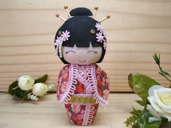 Boneca Kokeshi em feltro 15 cm