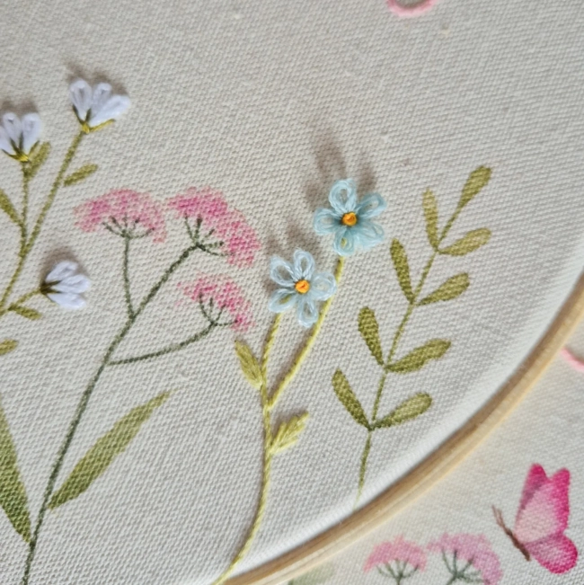 Porta Maternidade Jardim Floral com Nome | Bordado à Mão e Aquarela Personalizado