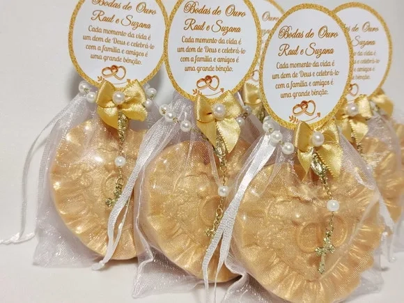 Lembrança Bodas de Ouro: Sabonete Coração Alianças com Terço