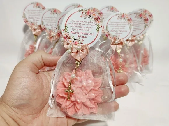 Lembrancinha 80 Anos: Sabonete Flor Dália com Mini Terço