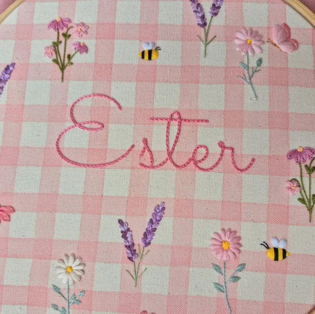 Porta Maternidade Xadrez Rosa com Nome | Flores e Borboletas Bordadas à Mão
