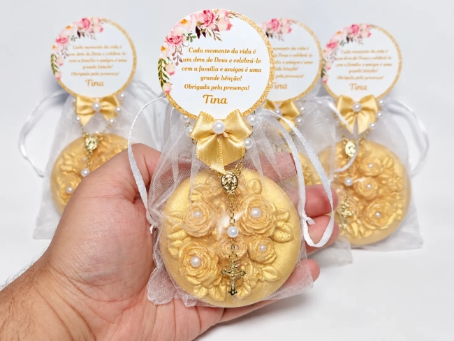 Lembrancinha 80 Anos Sabonete Maison Floral com Mini Terço