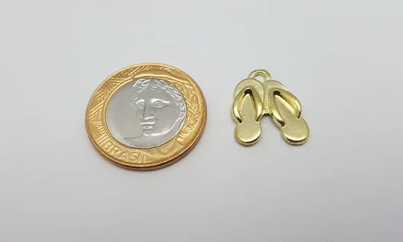 Pingente Chinelinhos de Metal Dourado de 2cm - 12 Unidades