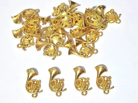 Pingente Trompa Metal Dourado Pacote com 10 Unidades