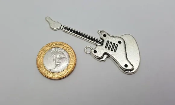 Pingente de Guitarra Prateado de 7,3cm